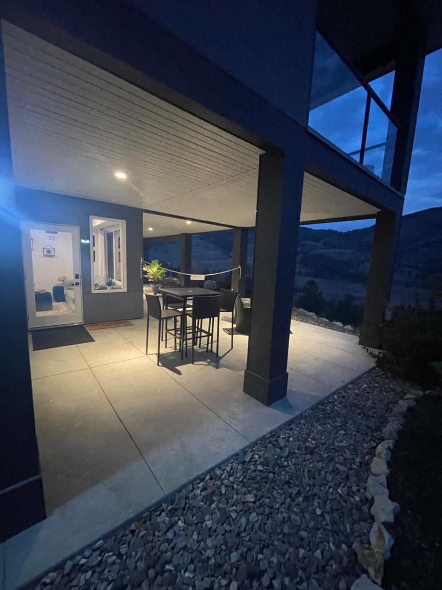 Beautiful Suite On Golf Course Kelowna Bagian luar foto